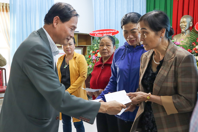 Đồng chí Nguyễn Trọng Ánh Đông tặng quà cho các hộ gia đình khó khăn