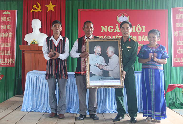 Đại tá Nguyễn Bình Sơn tặng ảnh chân dung Bác Hồ - Bác Tôn cho cán bộ và nhân dân thôn Mê Ka