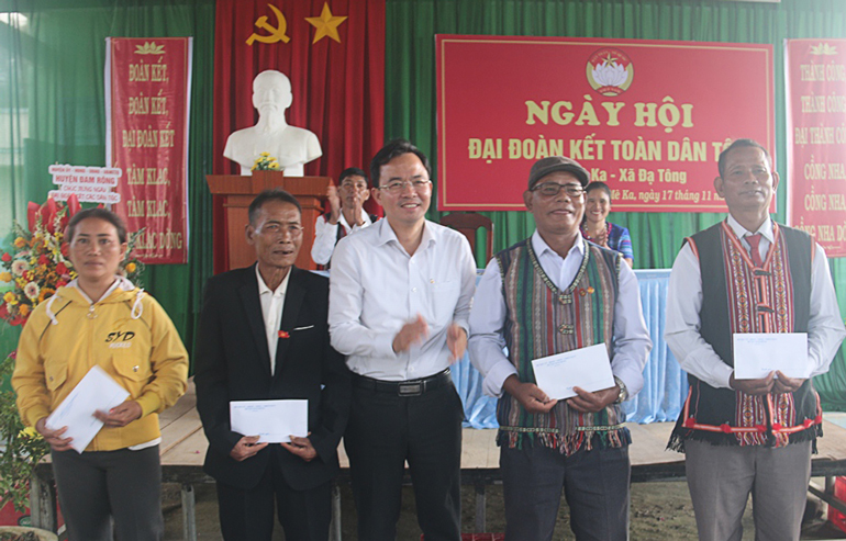 Đồng chí Nguyễn Văn Lộc – Tỉnh ủy viên, Bí thư Huyện ủy, Chủ tịch HĐND huyện tặng quà cho 5 hộ tiêu biểu