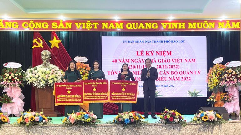 Các tập thể đón nhận Cờ thi đua của Chủ tịch UBND tỉnh Lâm Đồng trao tặng