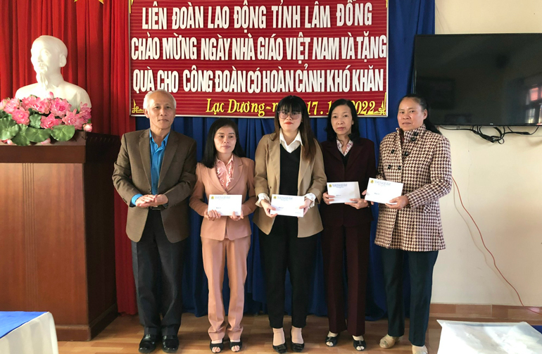 LĐLĐ tỉnh trao quà tặng cho giáo viên, người lao động Trường Phổ thông Dân tộc nội trú huyện Lạc Dương