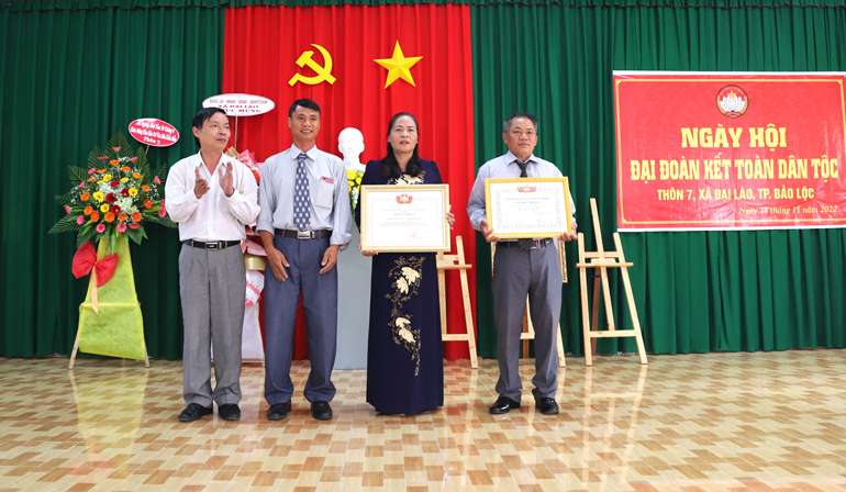 Phó Chủ tịch Ủy ban MTTQ Việt Nam tỉnh Lâm Đồng Trương Thành Được trao Bằng công nhận Khu dân cư kiểu mẫu cho Thôn 7, xã Đại Lào