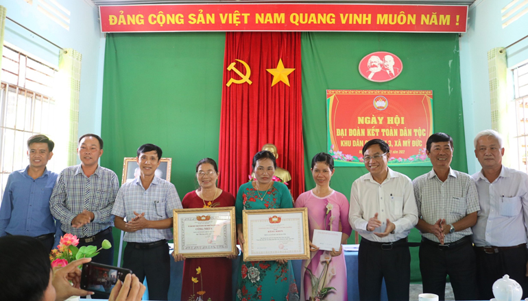 Trao quyết định công nhận Khu dân cư kiểu mẫu và tặng Bằng khen của Uỷ ban MTTQ Việt Nam tỉnh cho Thôn 3