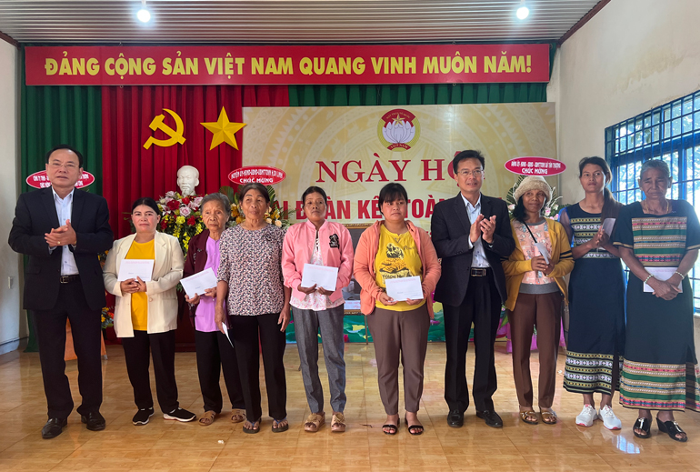 Đồng chí Nguyễn Văn Yên tặng quà cho hộ nghèo, hội khó khăn