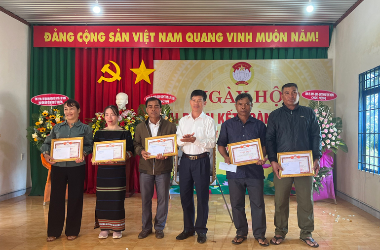 Ủy ban MTTQ Việt Nam huyện Di Linh tặng giấy khen cho các cá nhân có thành tích trong Cuộc vận động Toàn dân đoàn kết xây dựng nông thôn mới, đô thị văn minh năm 2022