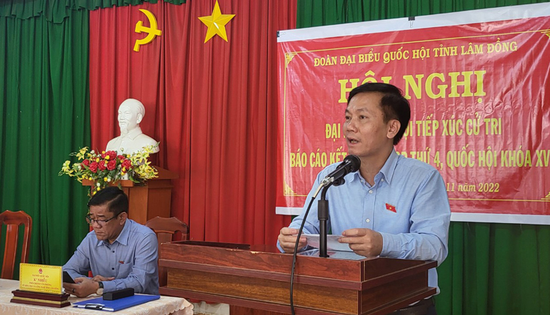 Ông Lâm Văn Đoan trả lời một số vấn đề trước cử tri xã Đinh Trang Hoà