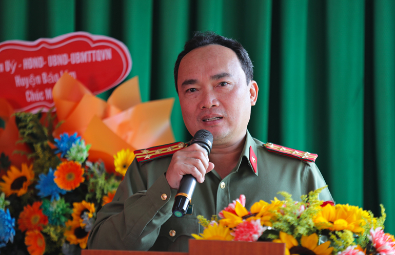 Đại tá Trương Minh Đương - Giám đốc Công an tỉnh Lâm Đồng ghi nhận và biểu dương những kết quả mà Thôn 5 đạt được trong thời gian qua