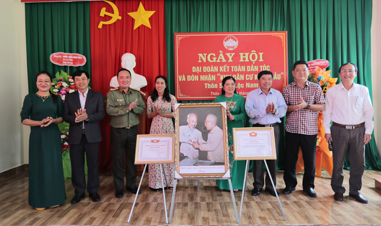 Đại tá Trương Minh Đương tặng bức ảnh Bác Hồ và Bác Tôn, cùng quyết định công nhận Khu dân cư kiểu mẫu và Bằng khen của Ủy ban MTTQ Việt Nam tỉnh cho Nhân dân và cán bộ Thôn 5