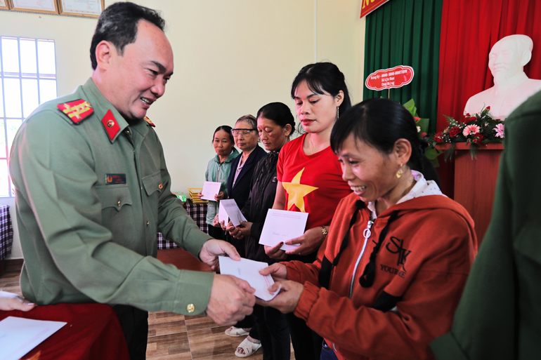 Đại tá Trương Minh Đương trao quà của Ủy ban MTTQ Việt Nam tỉnh cho các hộ nghèo ở Thôn 5