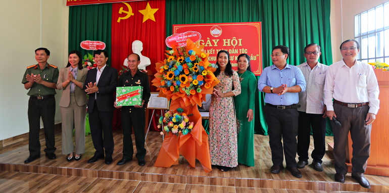 Đồng chí Nguyễn Trung Kiên- Bí thư Huyện Bảo Lâm cùng lãnh đạo Ủy ban MTTQ Việt Nam huyện tặng hoa cùng quà cho các hộ nghèo tại Thôn 5