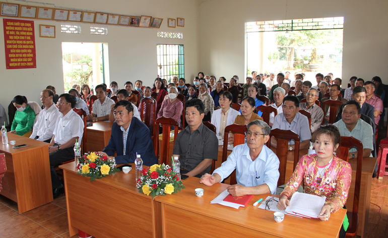 Các đại biểu và Nhân dân thôn Thanh Trì tham dự Ngày hội 