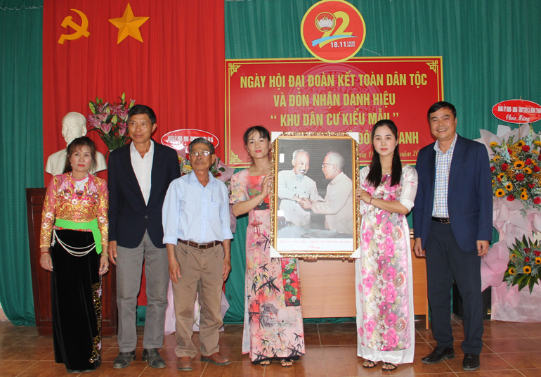Đồng chí Đặng Đức Hiệp tặng bức tranh Bác Hồ và Bác Tôn – biểu tượng của sự đoàn kết dân tộc Việt Nam và tặng quà cho cán bộ và Nhân dân thôn Thanh Trì