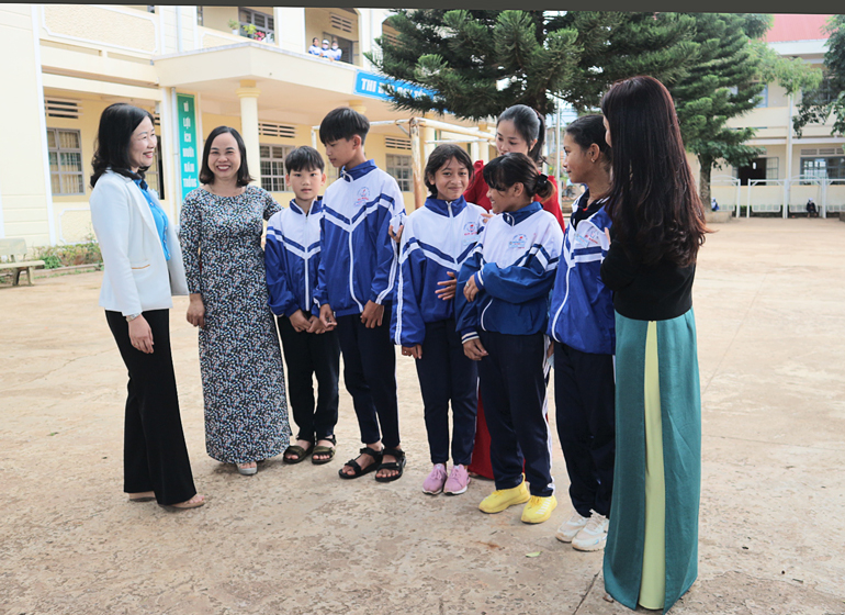 Bà Phạm Thị Dung - Phó Chủ tịch LĐLĐ tỉnh thăm hỏi cô và trò Trường THCS Đạ Ròn
