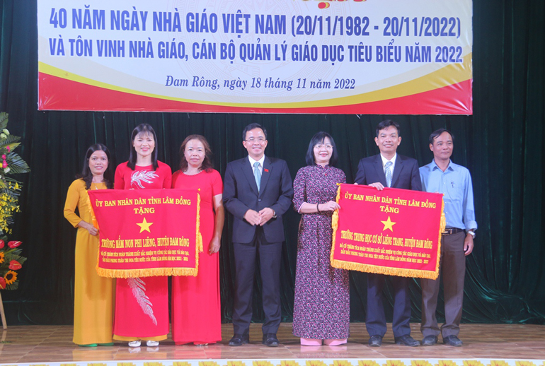 Đồng chí Nguyễn Văn Lộc – Bí thư Huyện ủy, Chủ tịch HĐND huyện trao Cờ thi đua của UBND tỉnh cho các tập thể xuất sắc