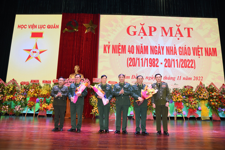 Học viên Lào, Campuchia tặng hoa chúc mừng Ban Giám đốc Học viện Lục quân