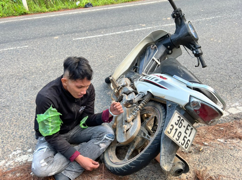 Đối tượng Nguyễn Ngọc Hưng cùng chiếc xe tang vật bị trộm