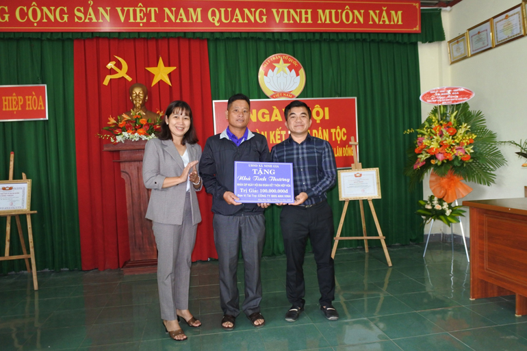 Lãnh đạo UBND xã Ninh Gia cũng trao tặng nhà tình thương trị giá 100 triệu đồng cho hộ nghèo trong thôn
