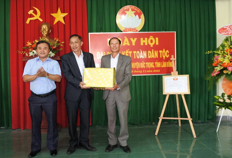 Đồng chí Lê Nguyên Hoàng - Phó Chủ tịch UBND huyện trao quà động viên Nhân dân và cán bộ  thôn Hiệp Hòa