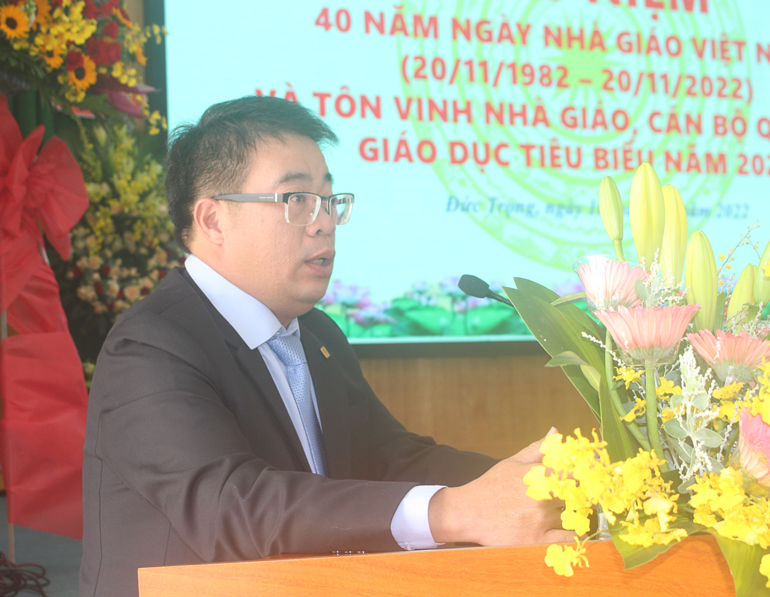 Đồng chí Nguyễn Ngọc Phúc – Bí thư Huyện ủy, Chủ tịch HĐND huyện phát biểu chúc mừng các thầy cô tại Lễ kỷ niệm