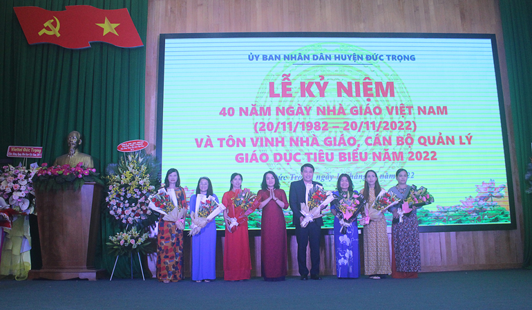 Đồng chí Phạm Thị Thanh Thúy – Phó Chủ tịch UBND huyện, tặng hoa chúc mừng các nhà giáo, cán bộ quản lý được UBND tỉnh tôn vinh