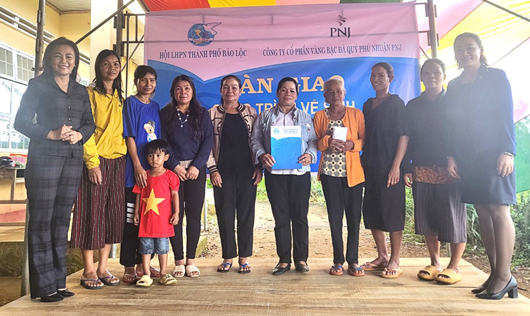 Hội Liên hiệp Phụ nữ TP Bảo Lộc bàn giao 8 công trình nhà vệ sinh cho phụ nữ đồng bào dân tộc thiểu số buôn B’Lao Srê