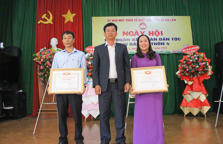 Ông Nguyễn Văn Sơn trao Bằng công nhận đạt Khu dân cư kiểu mẫu năm 2022 và Bằng khen của Ủy ban MTTQ Việt Nam tỉnh cho Thôn 4, xã Gia Lâm