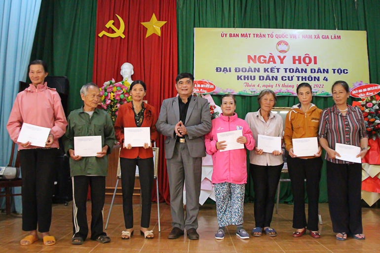Ông Hà Văn Thuận trao quà cho các hộ nghèo ở Thôn 4