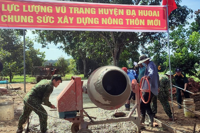 Ban Chỉ huy Quân sự huyện Đạ Huoai hỗ trợ người dân làm đường