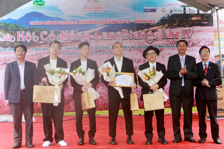 Lãnh đạo huyện Lạc Dương trao Thư cảm ơn và tặng hoa cho Nhóm nhạc Da LaB - Đại sứ Văn hóa và Du lịch huyện Lạc Dương