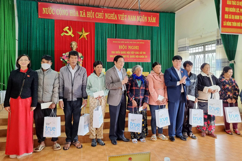 Đoàn Đại biểu Quốc hội tỉnh Lâm Đồng tặng quà đồng bào dân tộc thiểu số xã Đạ Nhim