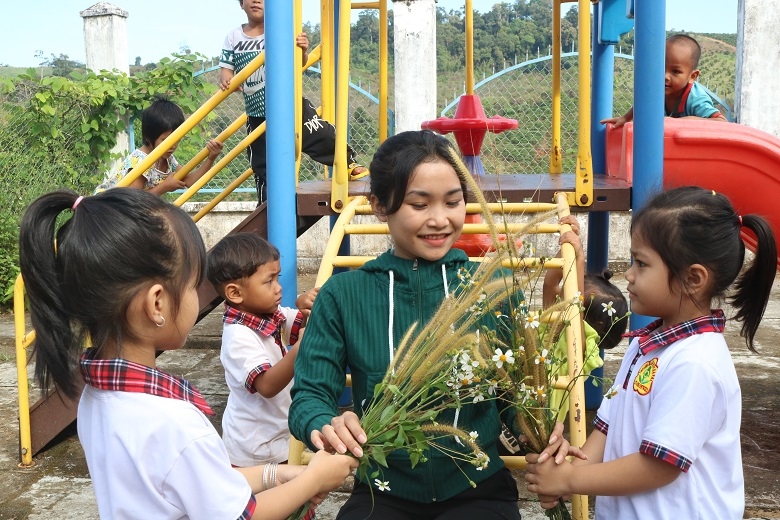 Những đứa trẻ vùng sâu mang bó hoa rừng tặng cô giáo nhân ngày 20/11