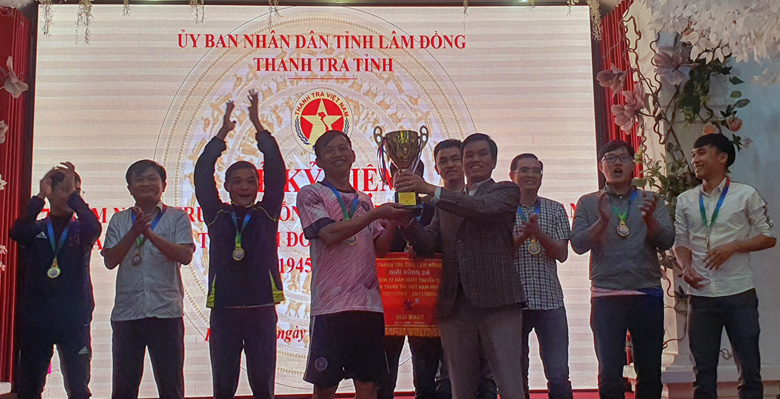 Lãnh đạo Thanh tra tỉnh trao Cúp giải bóng đá mini ngành Thanh tra tỉnh Lâm Đồng năm 2022 cho đội