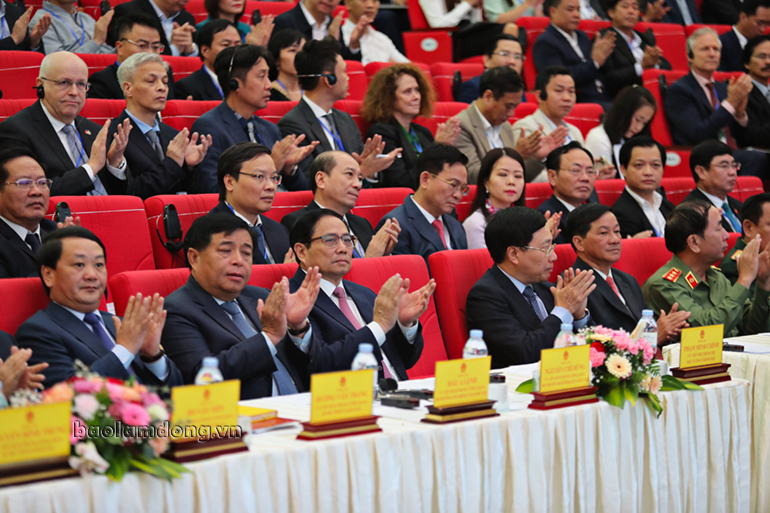 Thủ tướng Phạm Minh Chính cùng Phó Thủ tướng Phạm Bình Minh, lãnh đạo các bộ ngành, lãnh đạo tỉnh Lâm Đồng tham dự Hội nghị