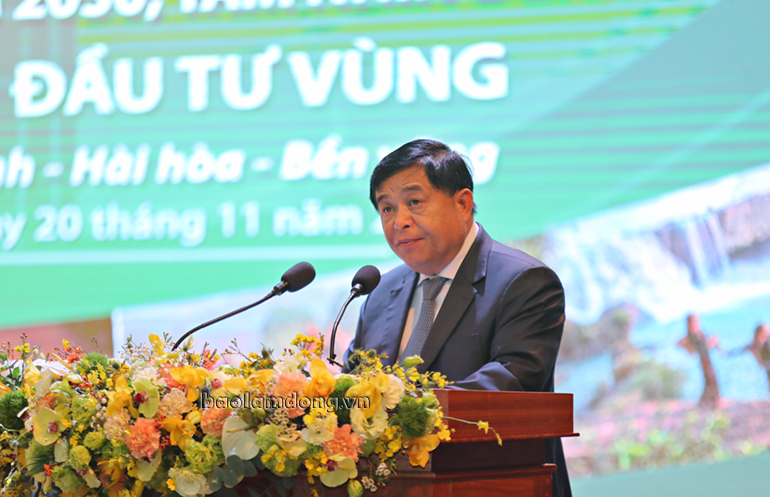 Bộ Trưởng Bộ Kế hoạch Đầu tư Nguyễn Chí Dũng phát biểu về các dự án đầu tư tại Tây Nguyên tại Hội nghị Triển khai chương trình hành động của Chính phủ thực hiện Nghị quyết số 23 của Bộ Chính trị