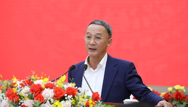Chủ tịch UBND tỉnh Lâm Đồng Trần Văn Hiệp báo cáo tại buổi làm việc