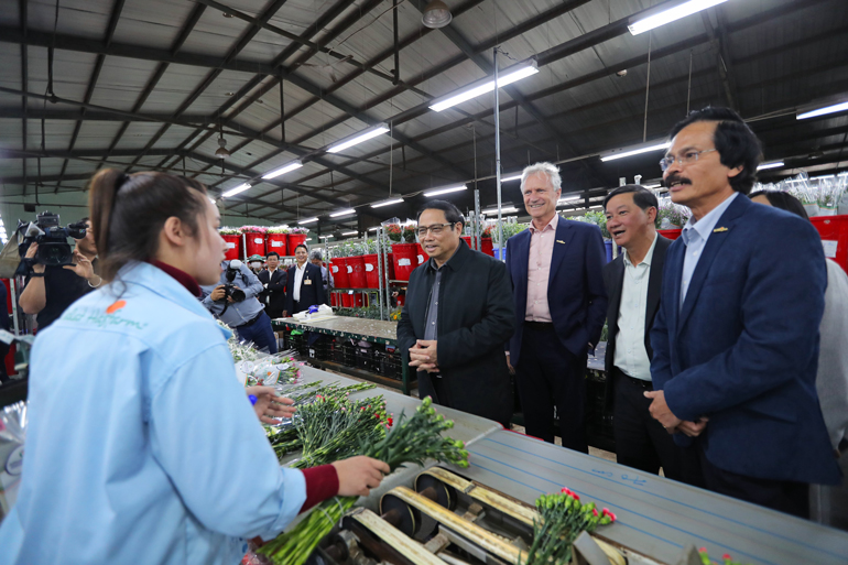 Thủ tướng Chính phủ Phạm Minh Chính thăm hỏi đời sống công nhân làm việc tại Công ty TNHH Dalat Hasfarm