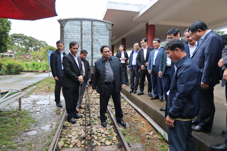 Thủ tướng Phạm Minh Chính cùng cán lãnh đạo các bộ, ngành, địa phương thăm đường răng cưa, các toa tàu cổ tại Ga Đà Lạt