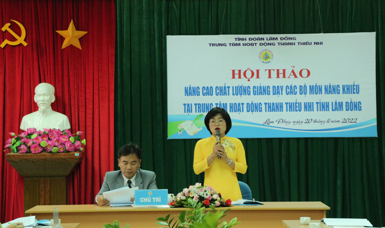 Chị Trịnh Thị Loan - Giám đốc Trung tâm Hoạt động Thanh thiếu nhi tỉnh phát biểu dề dẫn Hội thảo