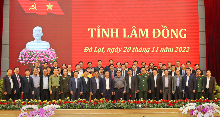 Thủ tướng Phạm Minh Chính và lãnh đạo các bộ, ngành Trung ương chụp ảnh lưu niệm với Ban Chấp hành Đảng bộ tỉnh Lâm Đồng