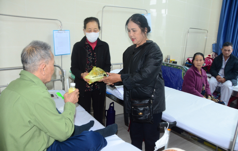 Cô Lê Thị Minh Yêm – Phó Chủ tịch Hội NKT TP Đà Lạt phát cơm từ thiện cho các bệnh nhân có hoàn cảnh khó khăn tại Bệnh viện Phục hồi chức năng Lâm Đồng