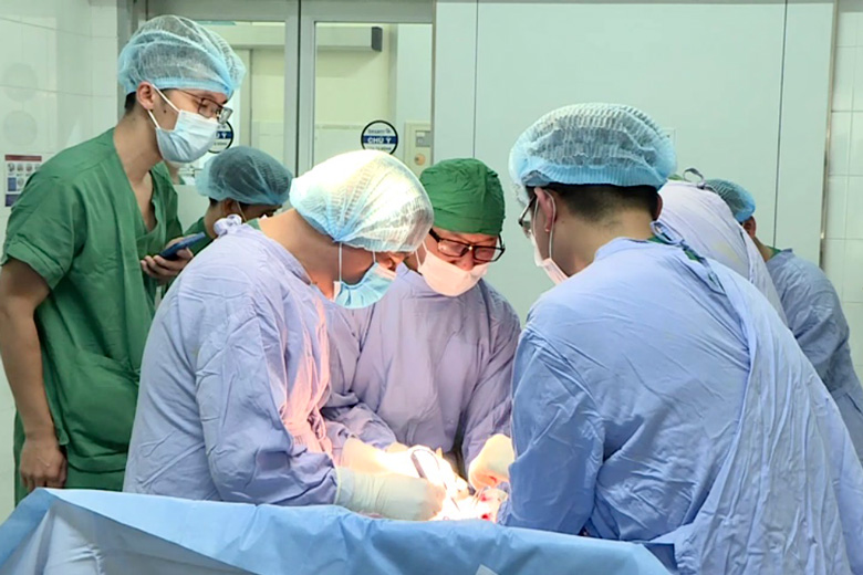 Thực hiện ca phẫu thuật thay khớp gối nhân tạo đầu tiên tại Bệnh viện Đa khoa Lâm Đồng