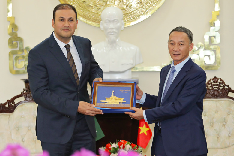 Chủ tịch UBND tỉnh Lâm Đồng Trần Văn Hiệp tặng quà lưu niệm cho Ngài Đại sứ Ả-rập Xê-út Mohammed Ismaeil A.Dahlwy tại Việt Nam