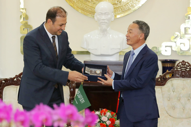 Đại sứ Ả Rập Xê Út Mohammed Ismaeil A.Dahlwy tại Việt Nam tặng quà lưu niệm cho Chủ tịch UBND tỉnh Lâm Đồng Trần Văn Hiệp