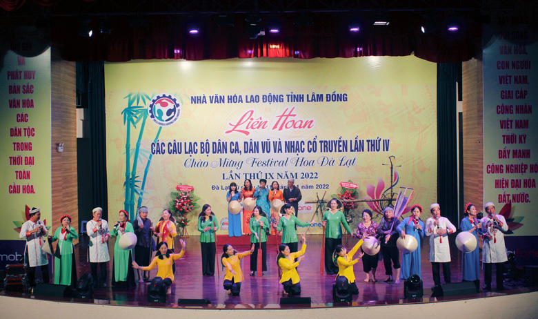 Tiết mục Vui bốn mùa - CLB Dân ca Đà Lạt đoạt giải A tại Liên hoan Dân ca, dân vũ và Nhạc cổ truyền Lâm Đồng lần thứ IV