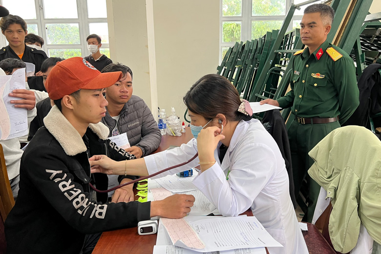 Thanh niên huyện Di Linh tham gia khám nghĩa vụ quân sự