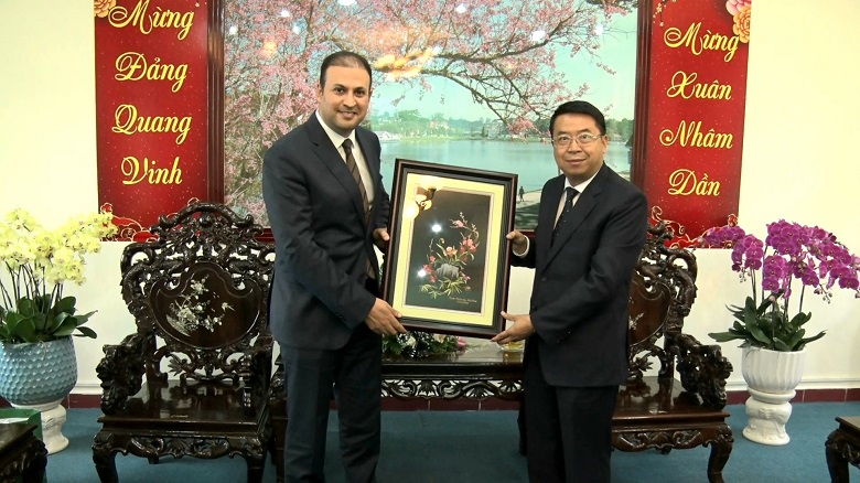 Chủ tịch UBND TP Đà Lạt Tôn Thiện San tặng quà cho Tân Đại sứ Vương quốc Ả-rập Xê-út Mohammed Ismaeil A.Dahlwy