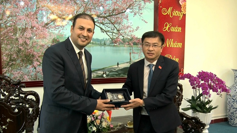 Đại sứ Vương quốc Ả-rập Xê-út Mohammed Ismaeil A.Dahlwy tặng quà cho đại diện lãnh đạo TP Đà Lạt