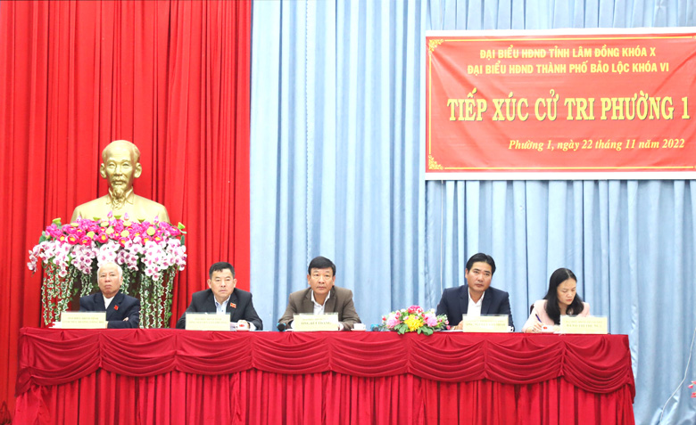 Các đại biểu Tổ 14 HĐND tỉnh Lâm Đồng và đại biểu HĐND TP Bảo Lộc tiếp xúc với cử tri Phường 1