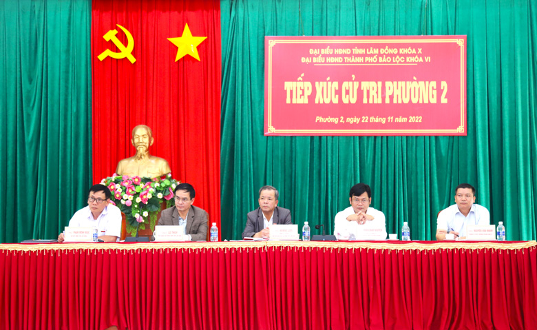 Các đại biểu Tổ 15 HĐND tỉnh Lâm Đồng và TP Bảo Lộc tiếp xúc với cử tri Phường 2