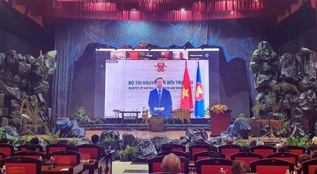 Bộ trưởng Bộ Tài nguyên và Môi trường Trần Hồng Hà phát biểu trực tuyến tại hội nghị